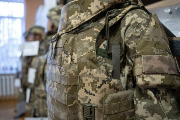 В Україні сертифіковано перший бронежилет для жінок-військових, виготовлений вітчизняними виробниками1