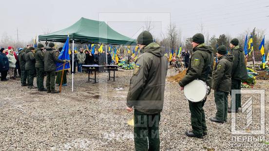 Завжди з посмішкою на обличчі: у Кривому Розі провели у вічність відважного захисника Євгена Босова7