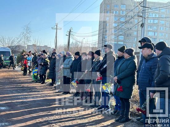 Криворіжці живим коридором провели в останню земну дорогу молодого розвідника Андрія Єрофеєва4