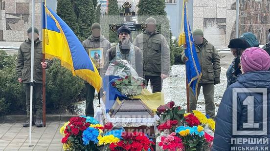 Нестерпно болюча туга і останні квіти: у Кривому Розі знайшов свій спочинок мужній воїн Анатолій Завгородній4