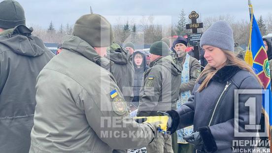 Нестерпно болюча туга і останні квіти: у Кривому Розі знайшов свій спочинок мужній воїн Анатолій Завгородній3