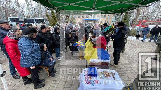 Нестерпно болюча туга і останні квіти: у Кривому Розі знайшов свій спочинок мужній воїн Анатолій Завгородній5