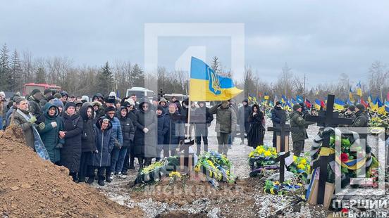 Нестерпно болюча туга і останні квіти: у Кривому Розі знайшов свій спочинок мужній воїн Анатолій Завгородній7