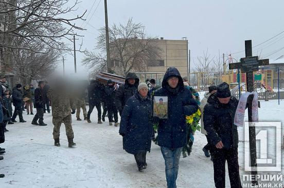 Поруч з труною були численні оберемки квітів: у Кривому Розі попрощалися з мужнім захисником Владиславом Омельченком5