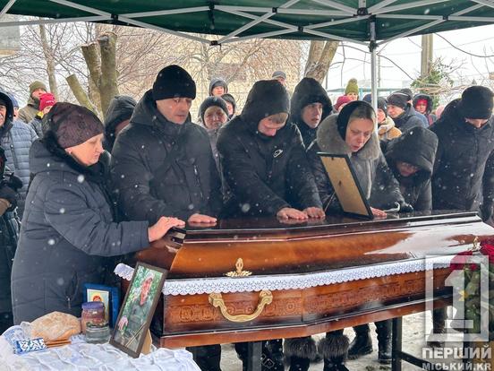 Поруч з труною були численні оберемки квітів: у Кривому Розі попрощалися з мужнім захисником Владиславом Омельченком2