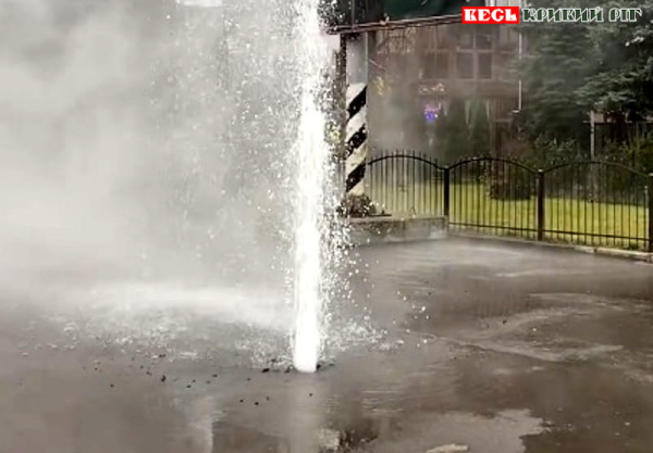 Кип'яток б'є з-під асфальту в Кривому Розі