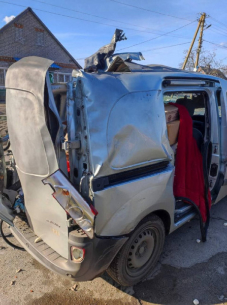 На Дніпропетровщині російський дрон влучив по автомобілю. двоє людей отримали поранення0