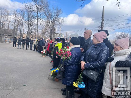 Пам'ять про те, що вони зробили заради свободи України: у Кривому Розі при гімназії №63 відкрили 3 меморіали полеглим воїнам2