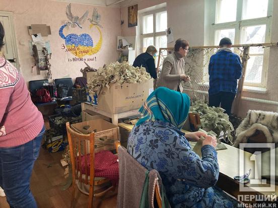У кожній стрічці – бажання перемоги: як небайдужі криворіжці невпинно плетуть маскувальну амуніцію для Героїв України3