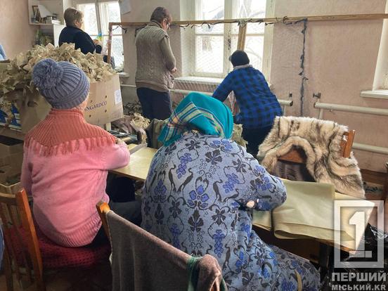 У кожній стрічці – бажання перемоги: як небайдужі криворіжці невпинно плетуть маскувальну амуніцію для Героїв України2