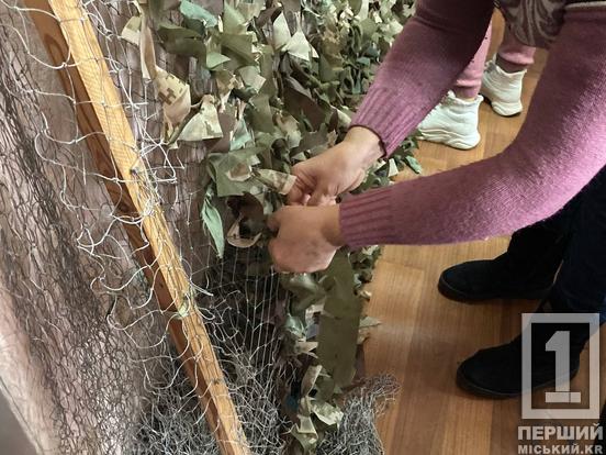 У кожній стрічці – бажання перемоги: як небайдужі криворіжці невпинно плетуть маскувальну амуніцію для Героїв України1