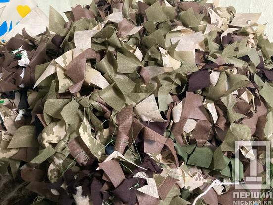 У кожній стрічці – бажання перемоги: як небайдужі криворіжці невпинно плетуть маскувальну амуніцію для Героїв України5