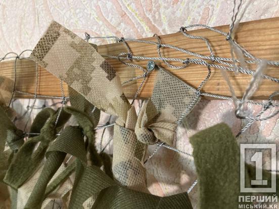 У кожній стрічці – бажання перемоги: як небайдужі криворіжці невпинно плетуть маскувальну амуніцію для Героїв України4