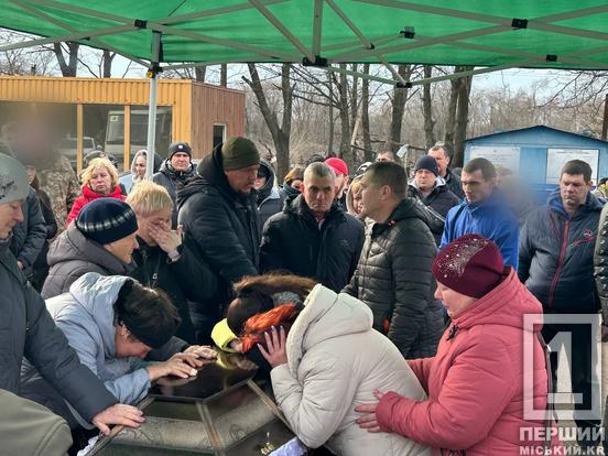 У нього попереду було все життя: у Кривому Розі попрощалися із 25-річним воїном Владиславом Рубаном2