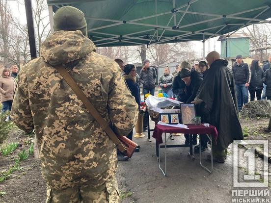 Його синочок закінчив перший клас: у Кривому Розі місце свого останнього спочинку знайшов воїн Святослав Гостєв2