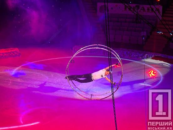 Кобзар на льоду, вогняні жонглери і кумедні такси: Криворізький державний цирк презентував шоу на льоду «Незламні»2