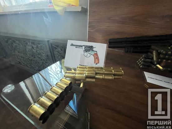 Крейсер, літак, танк, герб України з набоїв: у Кривому Розі відкрилася виставка окопного мистецтва волонтера Артема Комарова5