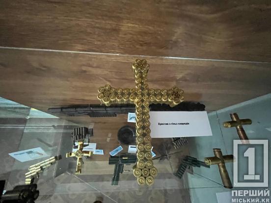 Крейсер, літак, танк, герб України з набоїв: у Кривому Розі відкрилася виставка окопного мистецтва волонтера Артема Комарова6