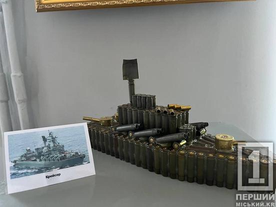 Крейсер, літак, танк, герб України з набоїв: у Кривому Розі відкрилася виставка окопного мистецтва волонтера Артема Комарова1
