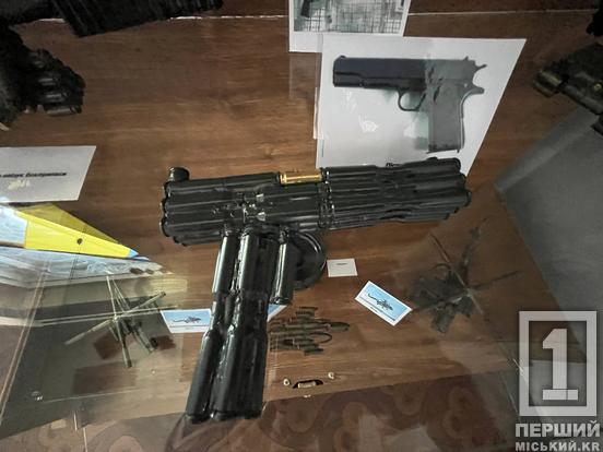 Крейсер, літак, танк, герб України з набоїв: у Кривому Розі відкрилася виставка окопного мистецтва волонтера Артема Комарова4