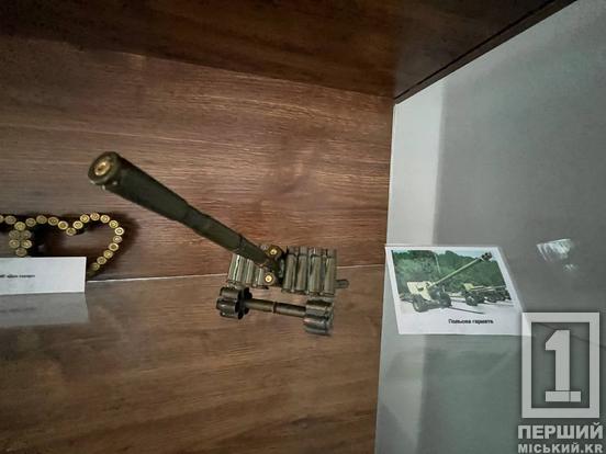 Крейсер, літак, танк, герб України з набоїв: у Кривому Розі відкрилася виставка окопного мистецтва волонтера Артема Комарова3