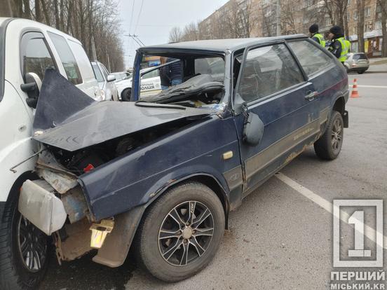 «Міцна» ДТП з потрощеними «мордами» авто: у Кривому Розі на проспекті Миру зіштовхнулися Volkswagen, Лада, Fiat1