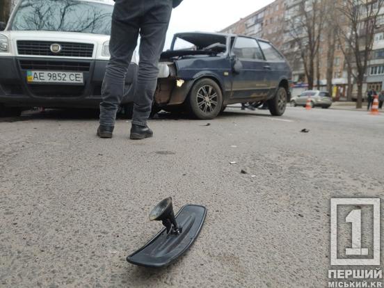 «Міцна» ДТП з потрощеними «мордами» авто: у Кривому Розі на проспекті Миру зіштовхнулися Volkswagen, Лада, Fiat3