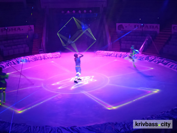 «Незламні»: криворізький державний цирк презентував патріотичне шоу на льоду3