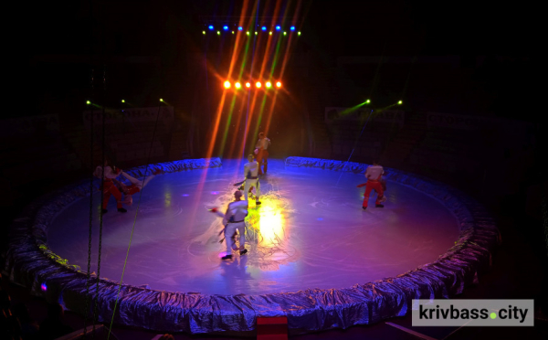 «Незламні»: криворізький державний цирк презентував патріотичне шоу на льоду1