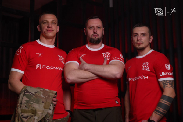 Нову ігрову форму ФК «Кривбас» презентували справжні Герої: хто першим одягнув червоно – біле джерсі1