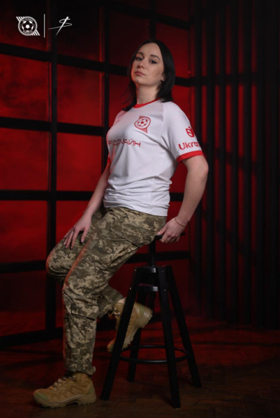 Нову ігрову форму ФК «Кривбас» презентували справжні Герої: хто першим одягнув червоно – біле джерсі3