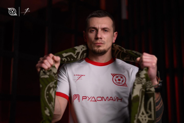 Нову ігрову форму ФК «Кривбас» презентували справжні Герої: хто першим одягнув червоно – біле джерсі7