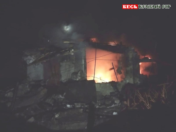 Нічна пожежа на Дніпропетровщині від ракетно-шахедного удару