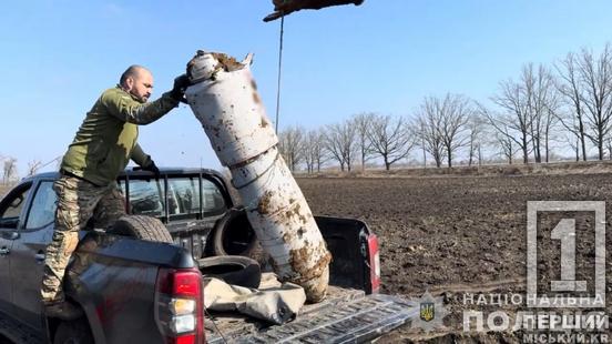 Смертоносні «жнива»: на полі у Криворізькому районі виявили залишок ракети Х-59 окупантів1