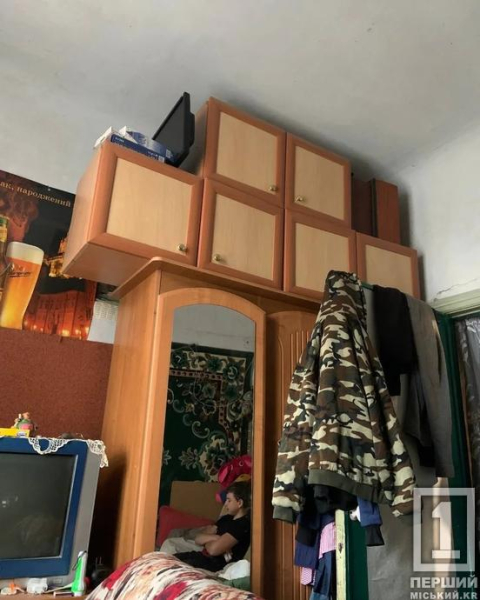 Старезні меблі та туалет, наче «кімната для тортур»: у Саксаганському районі Кривого Рогу обстежили умови життя дітей у проблемних родинах5