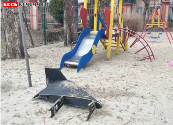 Крило збитого Шахеда впало на дитячий майданчик в Кривому Розі