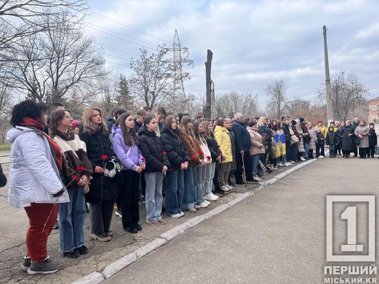 Воїн з золотим серцем та вмілими руками: у криворізькому ліцеї №49 відкрили пам’ятний меморіал полеглому воїну Андрію Бузі2