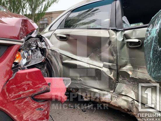 Автівки серйозно пошкоджені: у Кривому Розі на проспекті Металургів сталася ДТП з Kia та Chevrolet4