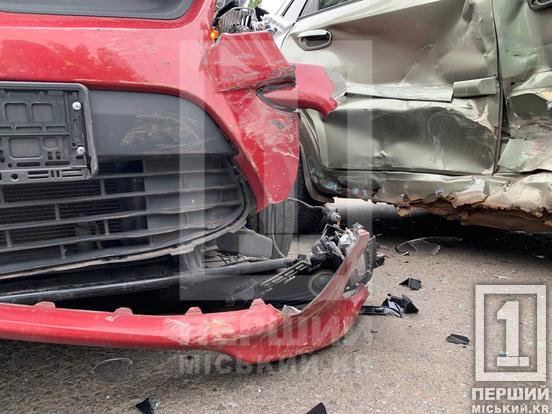 Автівки серйозно пошкоджені: у Кривому Розі на проспекті Металургів сталася ДТП з Kia та Chevrolet6