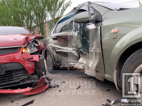 Автівки серйозно пошкоджені: у Кривому Розі на проспекті Металургів сталася ДТП з Kia та Chevrolet1