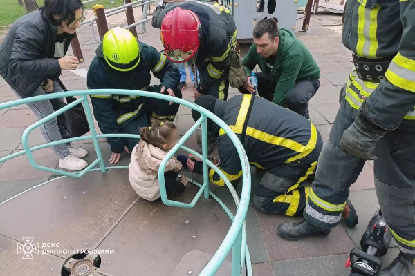Криворізькі рятувальники визволяли руку шестирічної дитини з пастки в гойдальці у парку  0