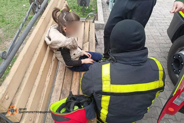 Криворізькі рятувальники визволяли руку шестирічної дитини з пастки в гойдальці у парку  1