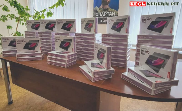 Поляки подарували дітям Криворізького району 500 планшетів