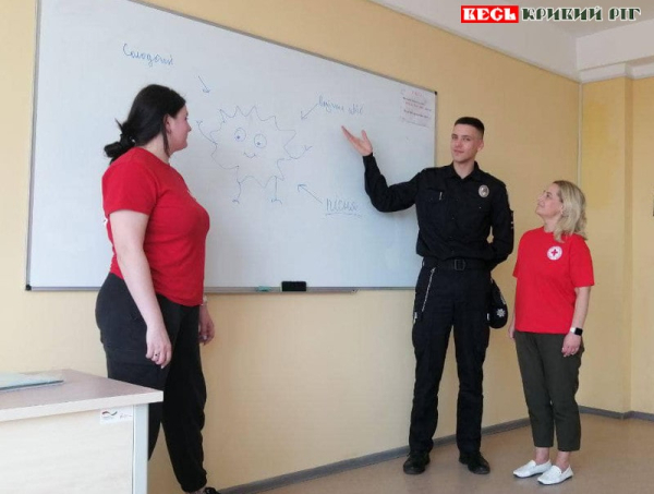 Волонтери Червоного Хреста провели тренінг для курсантів МВС в Кривому Розі
