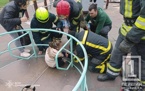 Можуть бути зламаними два пальчики: у Кривому Розі рятувальники визволили дівчинку з дитячого майданчика