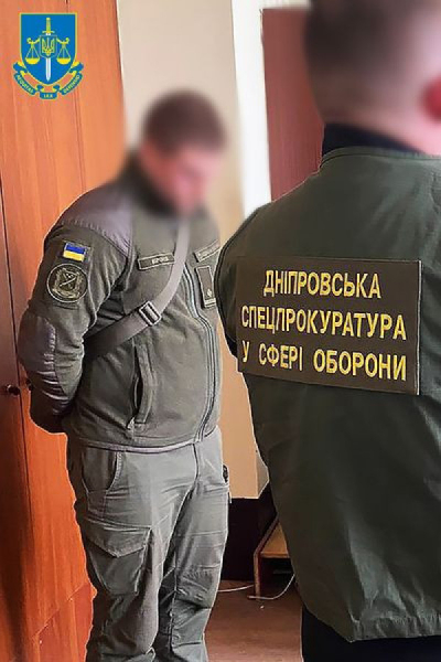 На Дніпропетровщині офіцер НГУ за хабарі обіцяв підлеглому щомісячну додаткову винагороду1