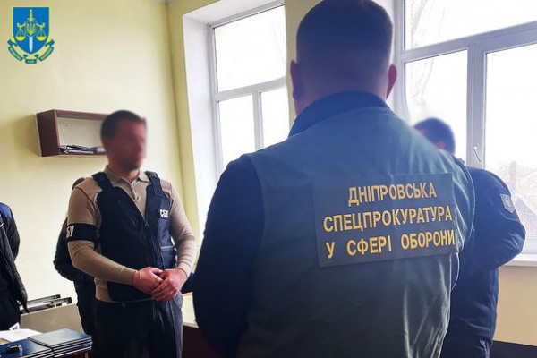 На Дніпропетровщині офіцер НГУ за хабарі обіцяв підлеглому щомісячну додаткову винагороду2