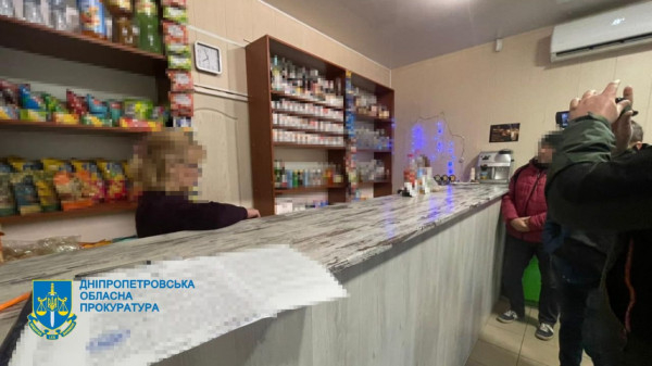На Дніпропетровщині судитимуть групу осіб, які незаконно реалізовували алкогольні напої і тютюнові вироби5