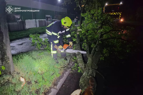 Рятувальники Дніпропетровщини допомагали прибирати з доріг дерева та дахи1