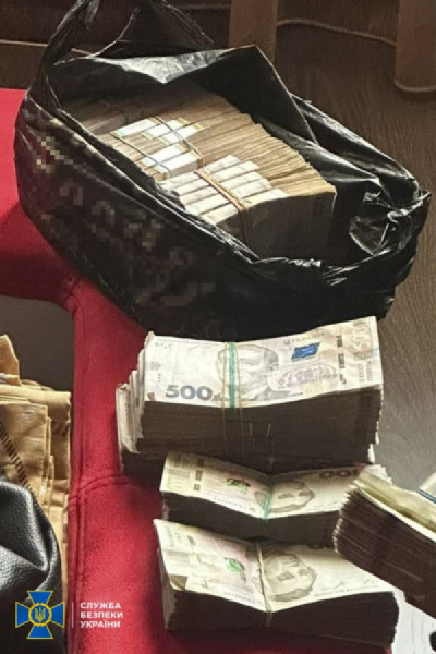 СБУ і Національна поліція затримали у Дніпрі рекетирів, які «обкладали даниною» місцевих підприємців5